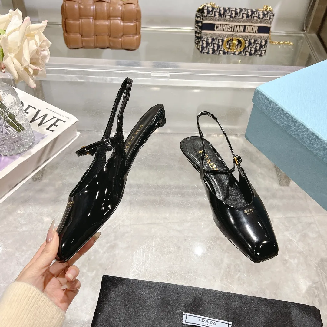 👟👟Ex-factory price 500👟👟 25-year new model launched on the catwalk star's new fashion trend [PRADA] square toe high heel square heel thick heel sandal back empty single shoe. ✨✨The upper is made of imported cow patent leather, the open edge beads and the inner pads are made of imported sheepskin, and the Italian injection molded leather outsole. ⚠️3 heel heights: flat, 5.5cm, 8.3cm. 🐎size: 35-40 (41 can be customized, non-refundable)